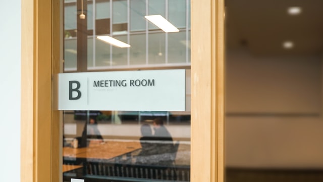 How to Use Custom-Printed Acrylic Signs to Create Safer Office Environments