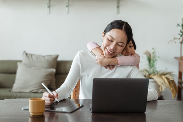 5 Essential Remote Work Tips for Working Moms
